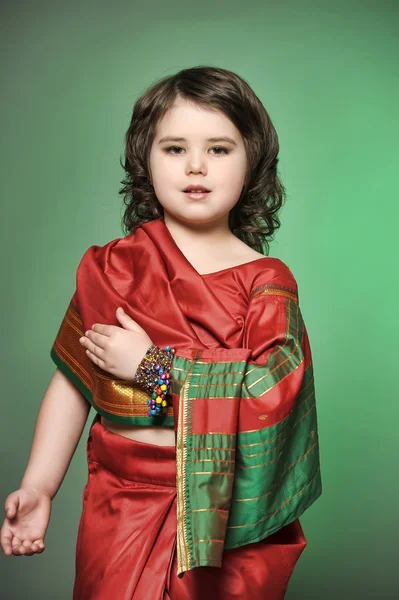 Ein kleines Mädchen im indischen Nationalanzug — Stockfoto