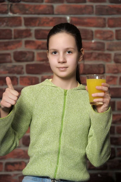 Adolescente chica con jugo de naranja —  Fotos de Stock