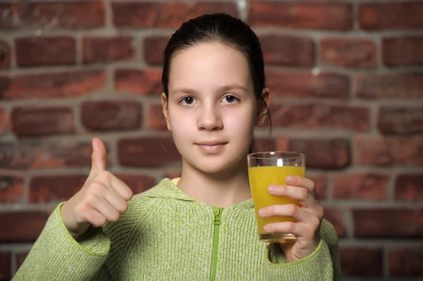 Teen flicka med apelsinjuice — Stockfoto