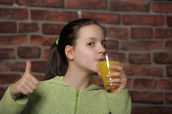 Menina adolescente com suco de laranja — Fotografia de Stock