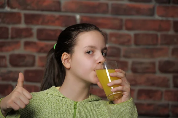 Menina adolescente com suco de laranja — Fotografia de Stock