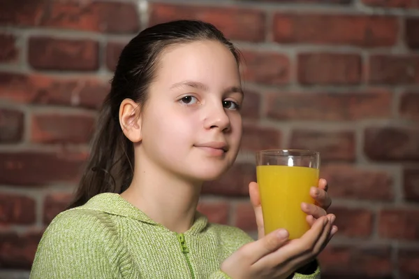 十几岁的女孩用橙汁 — 图库照片