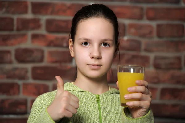 Jeune fille avec du jus d'orange — Photo