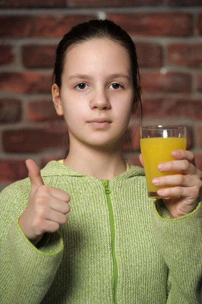 Adolescente chica con jugo de naranja — Foto de Stock