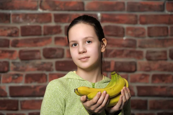 十几岁的女孩与香蕉 — 图库照片
