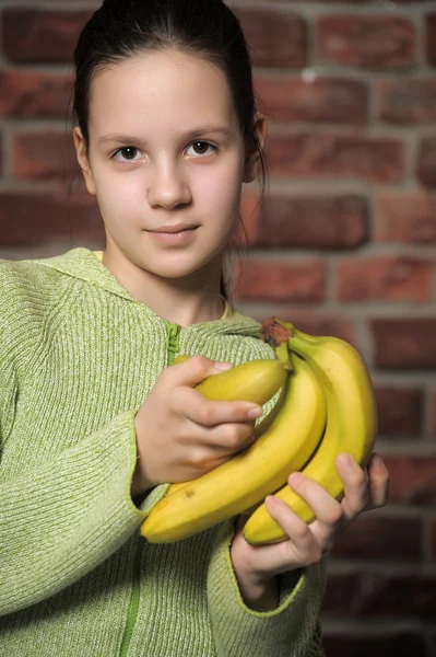 Έφηβος κορίτσι με μπανάνες — Φωτογραφία Αρχείου