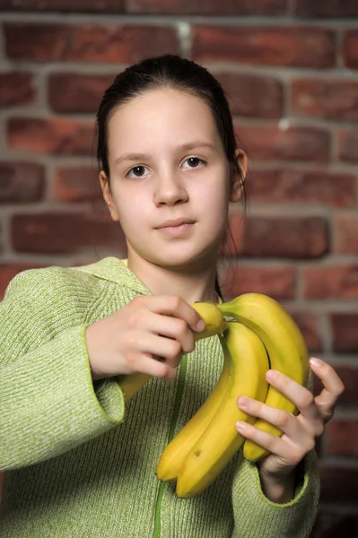 十几岁的女孩与香蕉 — 图库照片