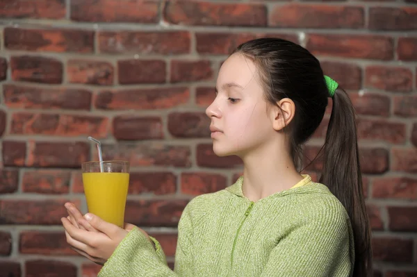 オレンジ ジュースで十代の少女 — ストック写真