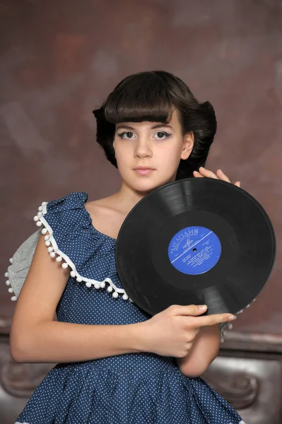 ビニール レコードを持つ少女 — ストック写真