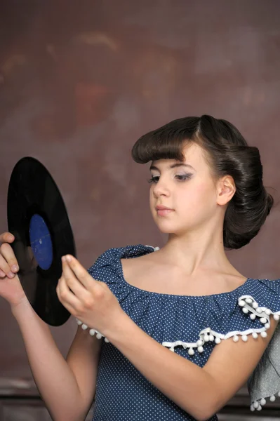 Het meisje met vinyl records — Stockfoto