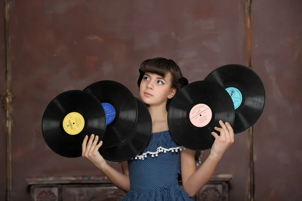 Девушка с виниловыми пластинками — стоковое фото