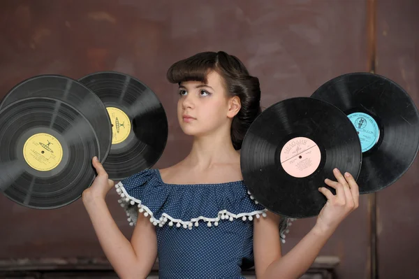 Jenta med vinylplater. – stockfoto