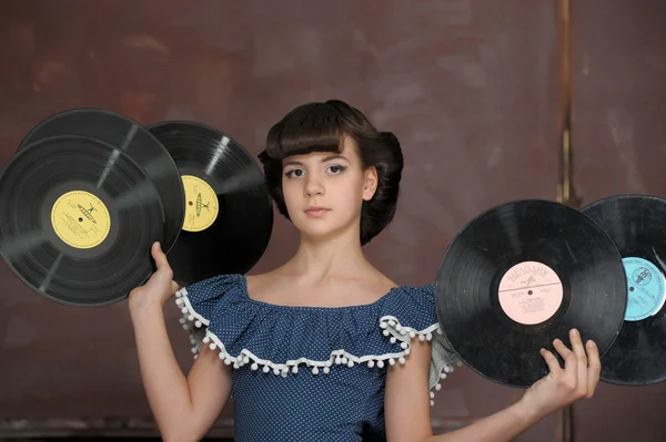 La ragazza con dischi in vinile — Foto Stock