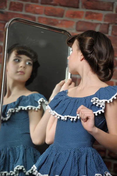 여자는 거울에서 자체를 존경합니다 — 스톡 사진