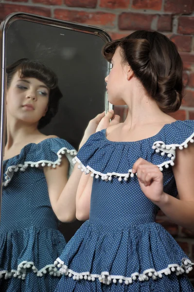 A lány csodálja magát a tükörben — Stock Fotó