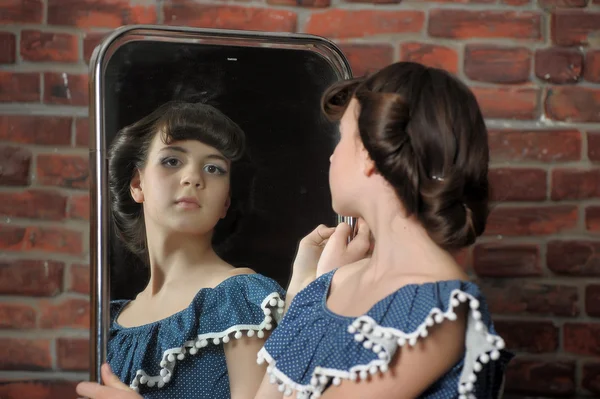 Jenta beundrer seg selv i speilet. – stockfoto