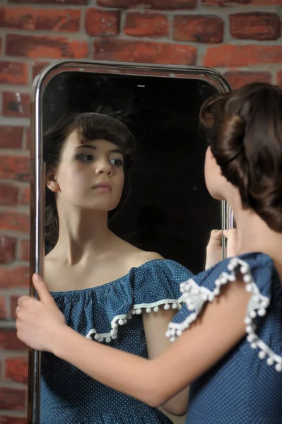 Το κορίτσι θαυμάζει ίδια σε έναν καθρέφτη — Φωτογραφία Αρχείου