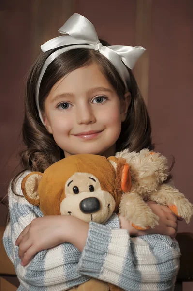 Dívka s medvědí mládě — Stock fotografie