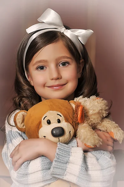 クマの子を持つ少女 — ストック写真
