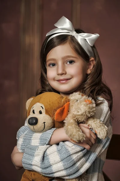 Flicka med en björngröngölingen — Stockfoto