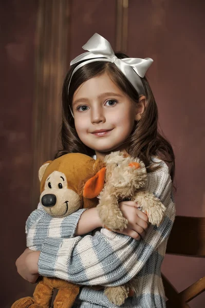 Κορίτσι με ένα ΑΡΚΟΥΔΑΚΙ — Φωτογραφία Αρχείου
