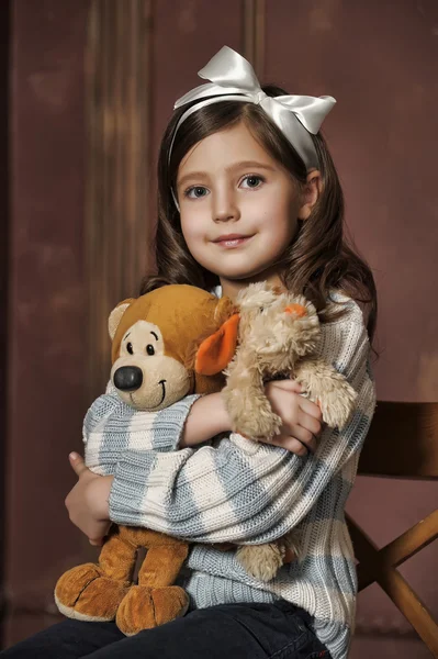 ผู้หญิงที่มีลูกหมี — ภาพถ่ายสต็อก