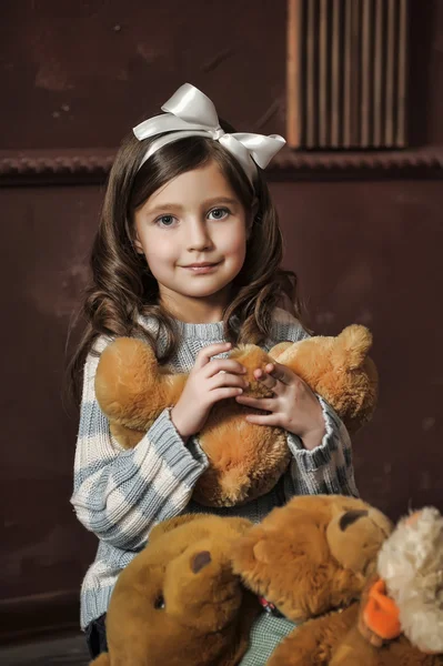 Lány egy medve cub — Stock Fotó