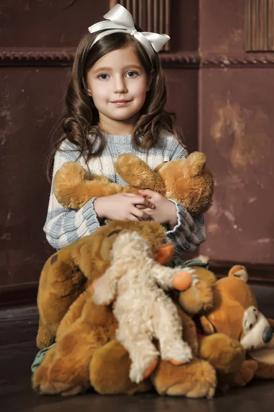 Chica con un oso-cachorro — Foto de Stock