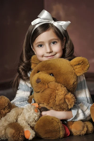 새끼 곰 소녀 — 스톡 사진