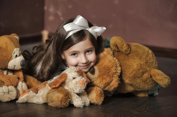 Chica con un oso-cachorro —  Fotos de Stock