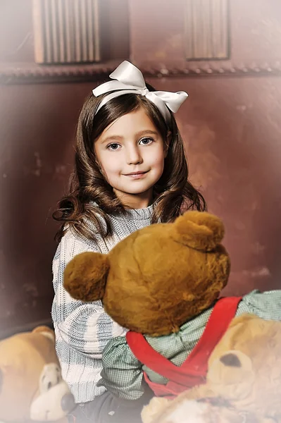 Lány egy medve cub — Stock Fotó