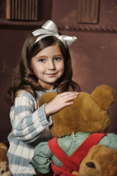Meisje met een beer-cub — Stockfoto