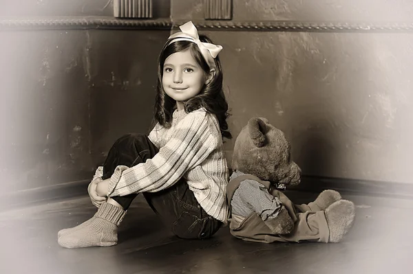 Meisje met een beer-cub — Stockfoto