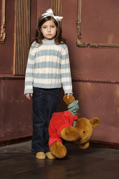Flicka med en björngröngölingen — Stockfoto