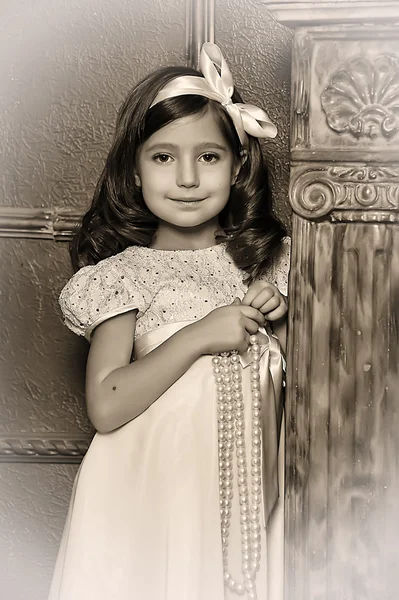 Винтажный портрет маленькой девочки — стоковое фото