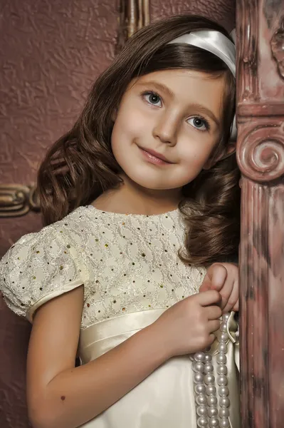 Винтажный портрет маленькой девочки — стоковое фото