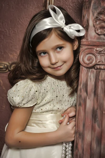Vintage porträtt av en liten flicka — Stockfoto