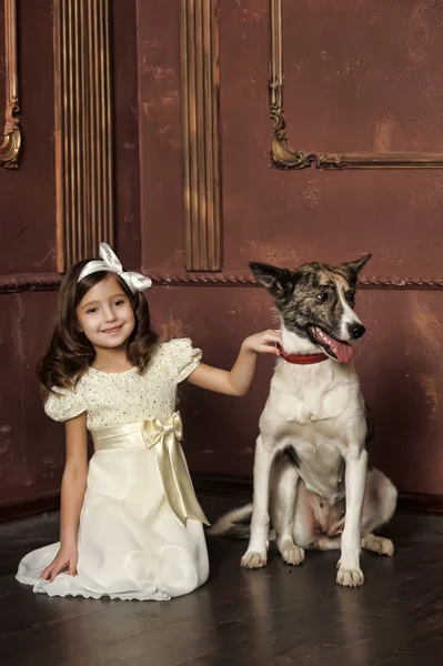 Vintage portret van een klein meisje met hond — Stockfoto