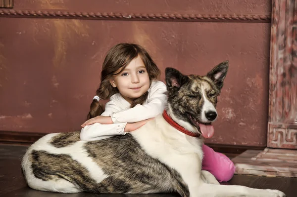 Винтажный портрет маленькой девочки с собакой — стоковое фото