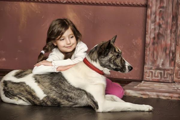 Vintage porträtt av en liten flicka med hund — Stockfoto