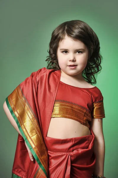 Uma menina está no traje nacional indiano. — Fotografia de Stock
