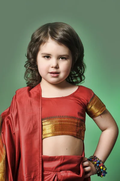 En liten flicka är i nationella indiska kostym — Stockfoto