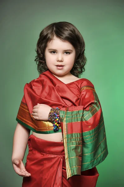 En liten flicka är i nationella indiska kostym — Stockfoto