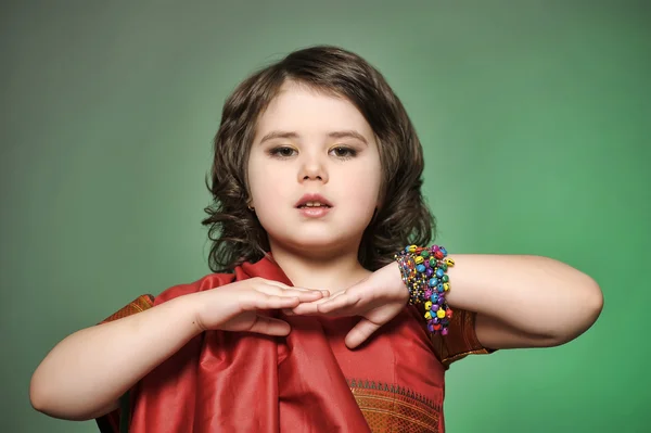 Маленькая девочка в национальном индейском костюме — стоковое фото