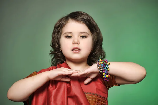 Una niña pequeña está en el traje nacional indio —  Fotos de Stock