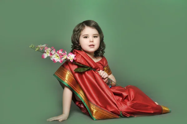 Маленька дівчинка знаходиться в національному костюмі індійський — стокове фото
