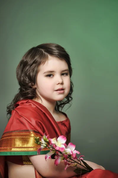 Een klein meisje is in de nationale Indiase pak — Stockfoto