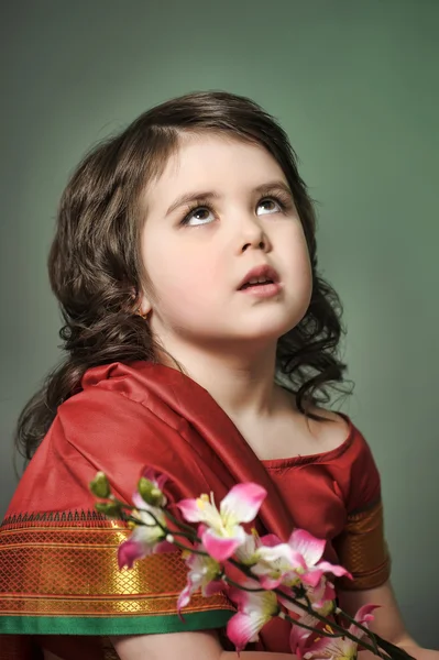 Una niña pequeña está en el traje nacional indio —  Fotos de Stock