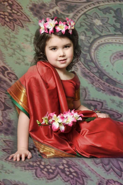 Маленькая девочка в национальном индейском костюме — стоковое фото