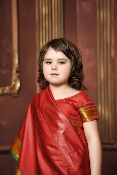 小さな女の子は国民のインドのスーツ — ストック写真